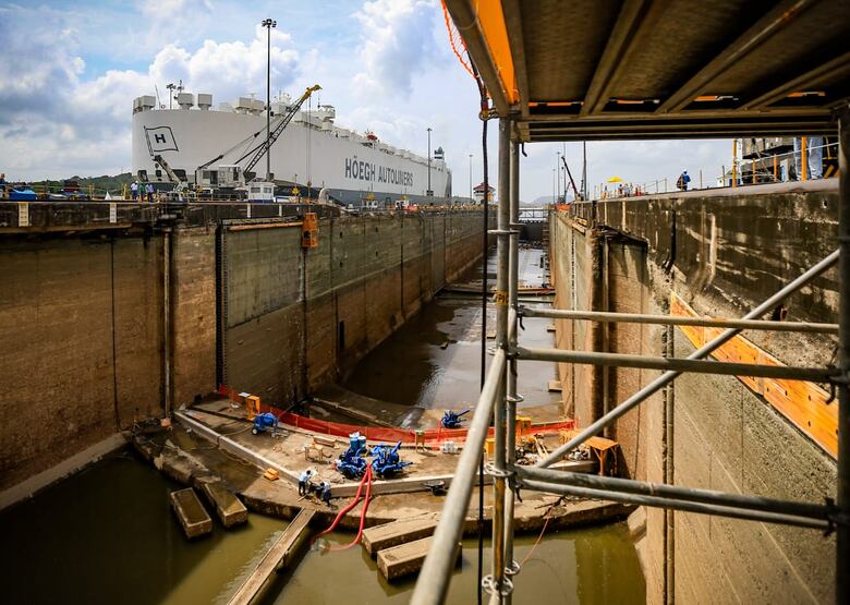 Así mantienen viva una esclusa centenaria