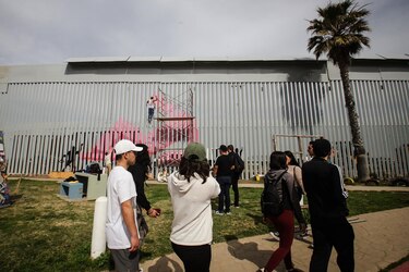 Artistas en México pintan nuevo muro fronterizo de Estados Unidos en forma de protesta