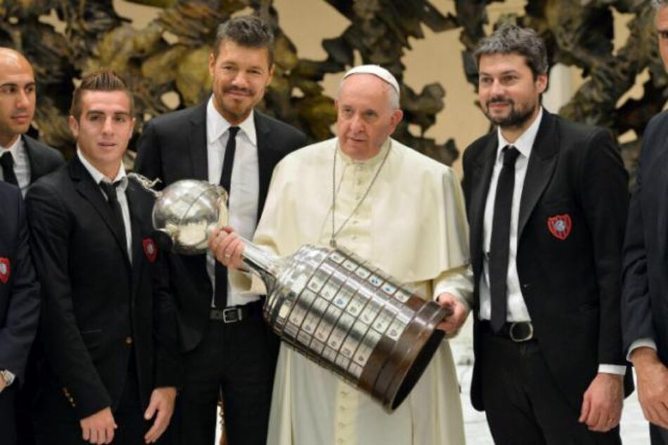 El papa Francisco recibe la Copa Libertadores ganada por San Lorenzo