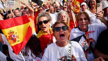 Miles de personas protestan en España por la respuesta del gobierno de Pedro Sánchez a la crisis migratoria en Ceuta