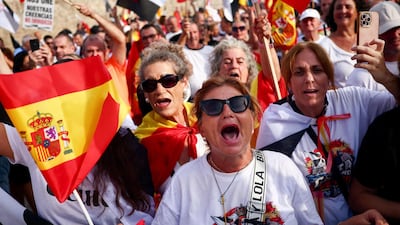 Miles de personas protestan en España por la respuesta del gobierno de Pedro Sánchez a la crisis migratoria en Ceuta