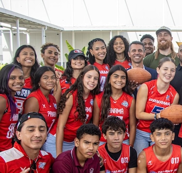 George Kittle llega a Panamá y motiva a nueva generaciones