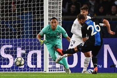 Navas ataja un penal y el PSG avanza de fase en la Champions
