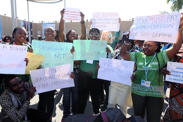 COP 27 avanza en medio de declaraciones y  protestas