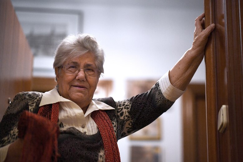 Abuelas españolas bailan o hacen jardinería confinadas en sus casas