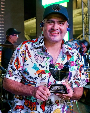 Tras Viña del Mar, Jhonathan Chávez recibió su premio: la ‘Gallina de Plata’