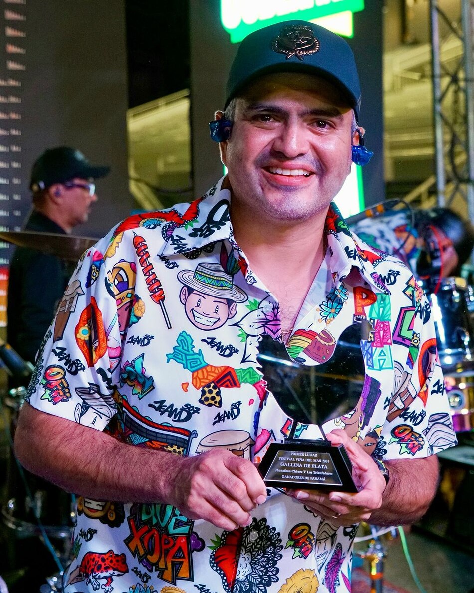 Tras Viña del Mar, Jhonathan Chávez recibió su premio: la ‘Gallina de Plata’