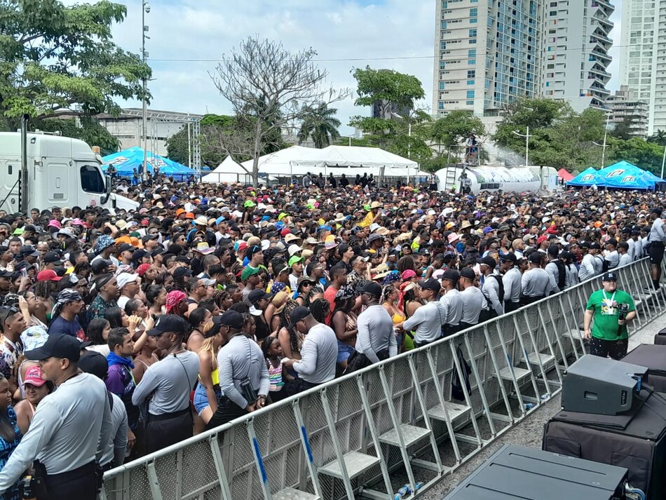 Gran afluencia de personas en la cinta costera durante el segundo día de Carnaval 2024