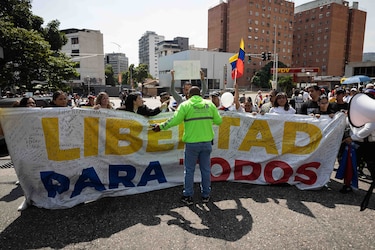Familiares de presos políticos tildan de ‘show’ visita del Parlamento a cárcel en Caracas