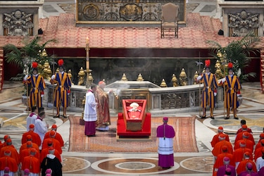 El féretro del papa Francisco llega a la basílica de San Pedro