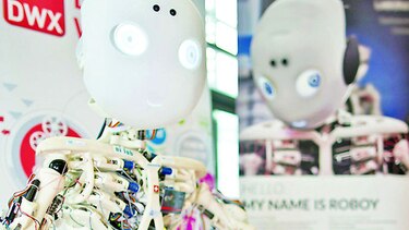 Un pequeño robot que imita a los humanos