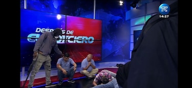 Encapuchados armados se toman un canal de televisión en Ecuador en una transmisión en vivo