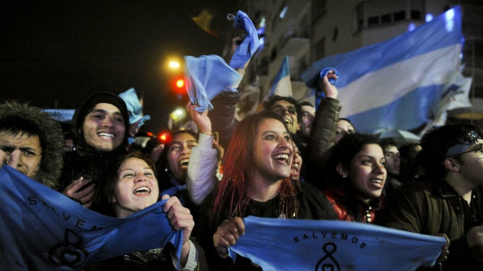 Senado de Argentina rechaza una histórica ley del aborto