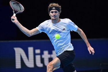 Djokovic doma a Zverev y no faltará en las semifinales del Masters