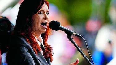 Kirchner denuncia persecución de 'fuerzas paraestatales de inteligencia'