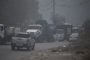 33 personas atendidas por incendio en el vertedero; más de 40 descargas del ‘Bambi Bucket’ en cerro Patacón