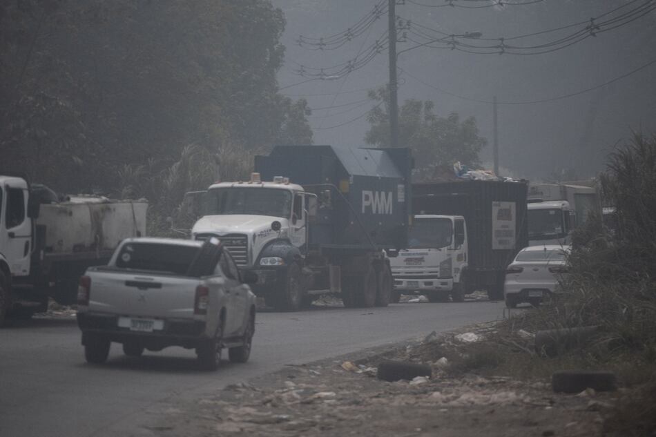 33 personas atendidas por incendio en el vertedero; más de 40 descargas del ‘Bambi Bucket’ en cerro Patacón