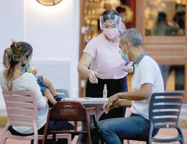 Manipuladores de alimentos que no estén vacunados deben hacerse la prueba Covid-19 cada 15 días
