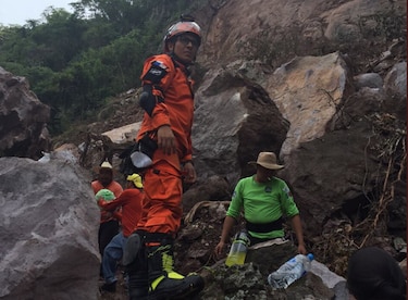 Rescatistas panameños regresan a la ciudad de México tras labores en Morelos