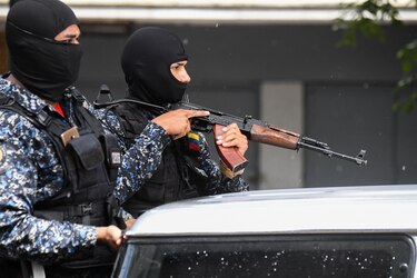 26 muertos, entre ‘delincuentes’ y policías, dejan choques en barriada de Caracas