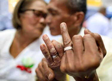 Bodas colectivas, consumismo y advertencias morales en Asia por San Valentín