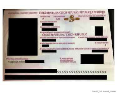 Los demócratas publican nuevas fotos del caso Epstein: Chomsky, pasaportes y mensajes