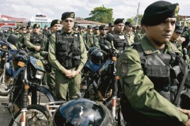 Policía Nacional regulará la venta de uniformes militares
