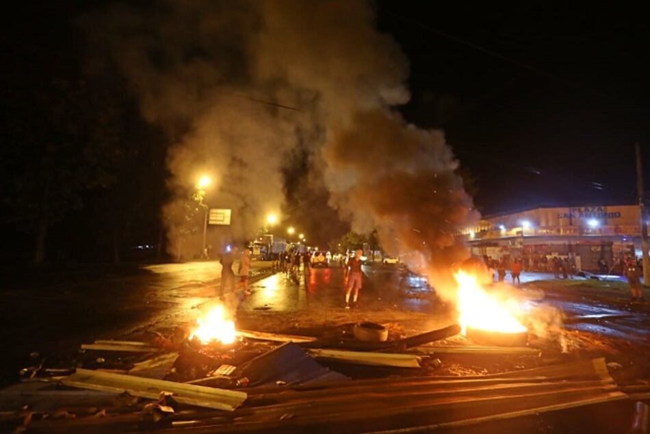 Residentes de Santiago mantienen vías cerradas; afirman que defienden sus derechos