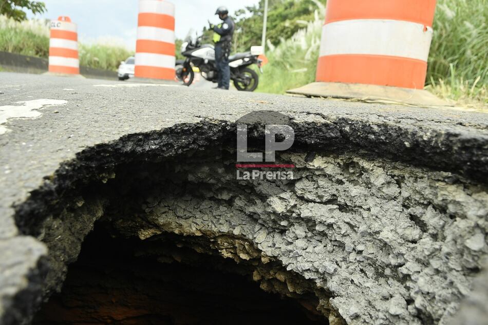 Tras hundimiento, un carril de la vía Panamericana, en Loma Cová, fue cerrado