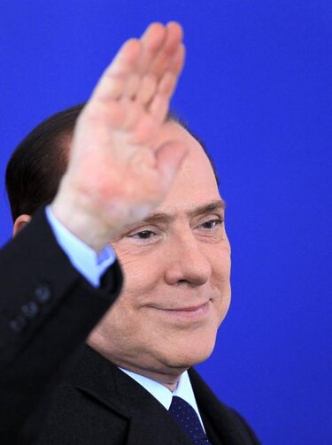 Berlusconi renuncia; Italia busca evitar colapso financiero