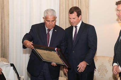 Sobrino del rey Carlos III visita Panamá y se reúne con el presidente Mulino