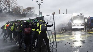 Violentos enfrentamientos en París en nueva protesta contra Emmanuel Macron
