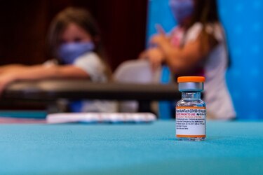 Estados Unidos comienza a aplicar vacunas contra la covid de Pfizer a niños de entre 5 y 11 años