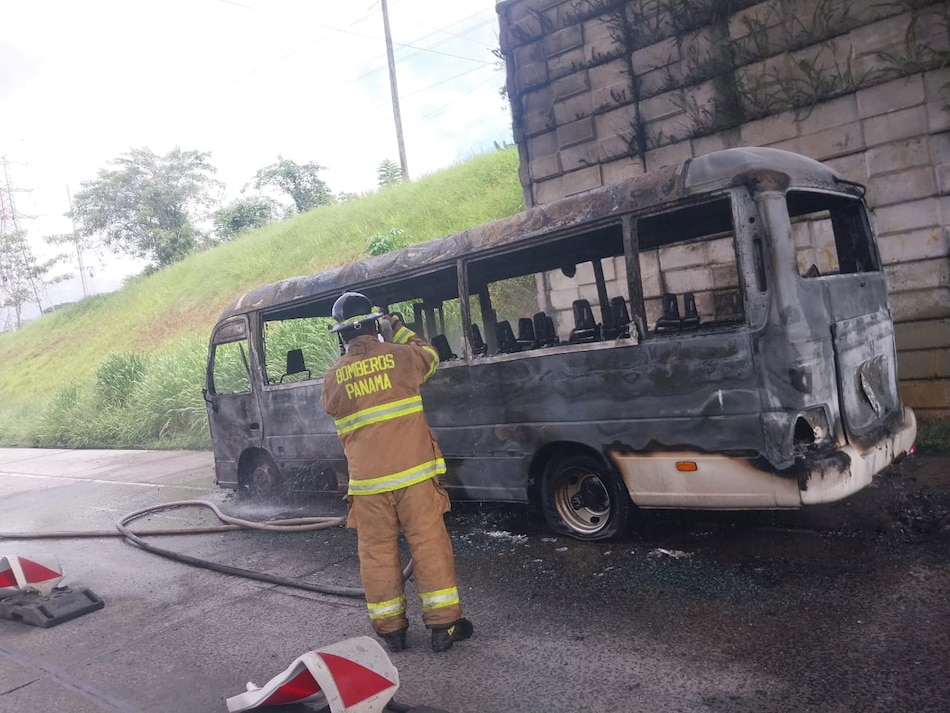 Bus de Pandeportes se incendia en la autopista Panamá-Colón; todos los pasajeros salieron ilesos