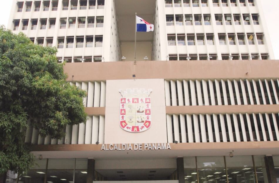 Consultorías: Fábrega señala a Blandón, y este a Navarro