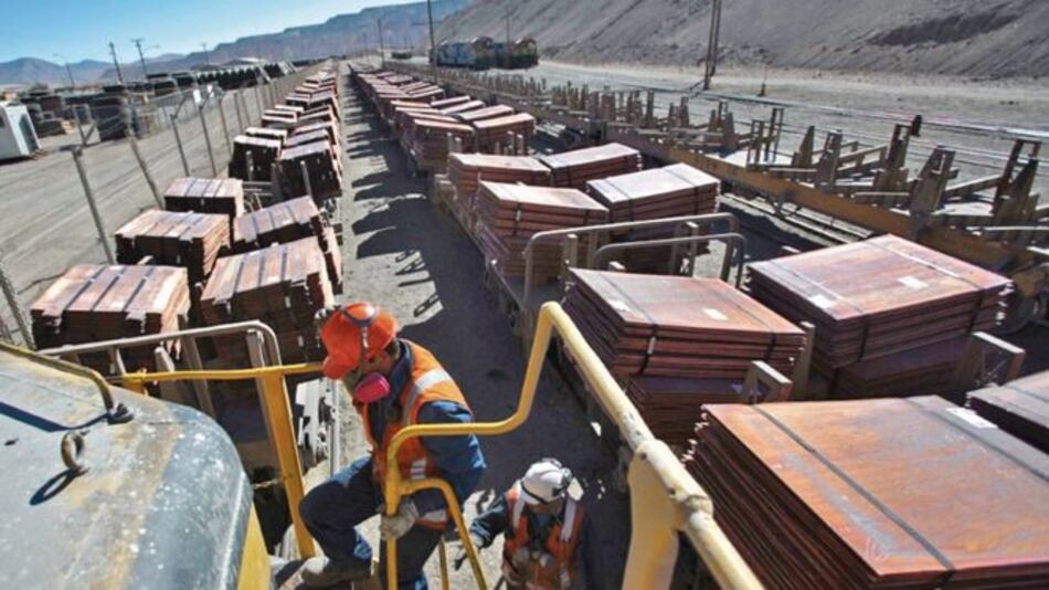 Minería y consumo empujan crecimiento de Chile en marzo