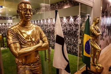 El mausoleo de Pelé abre sus puertas rodeado de fútbol