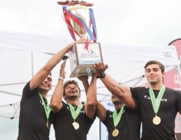 Akua y Chava dominan la primera carrera de cayucos