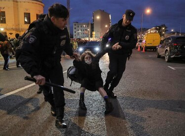 ‘¿Morir por qué, a santo de qué?’; los rusos protestan contra Putin