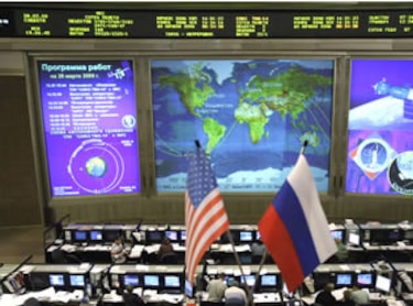 Nave rusa Soyuz se acopla a la plataforma orbital