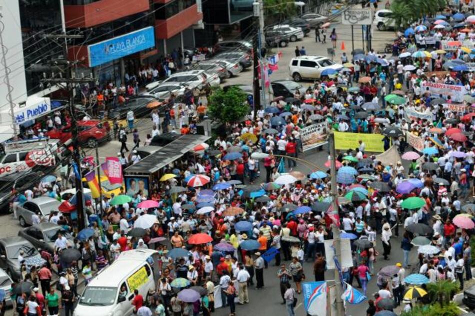 Docentes siguen en huelga; organizan una vigilia