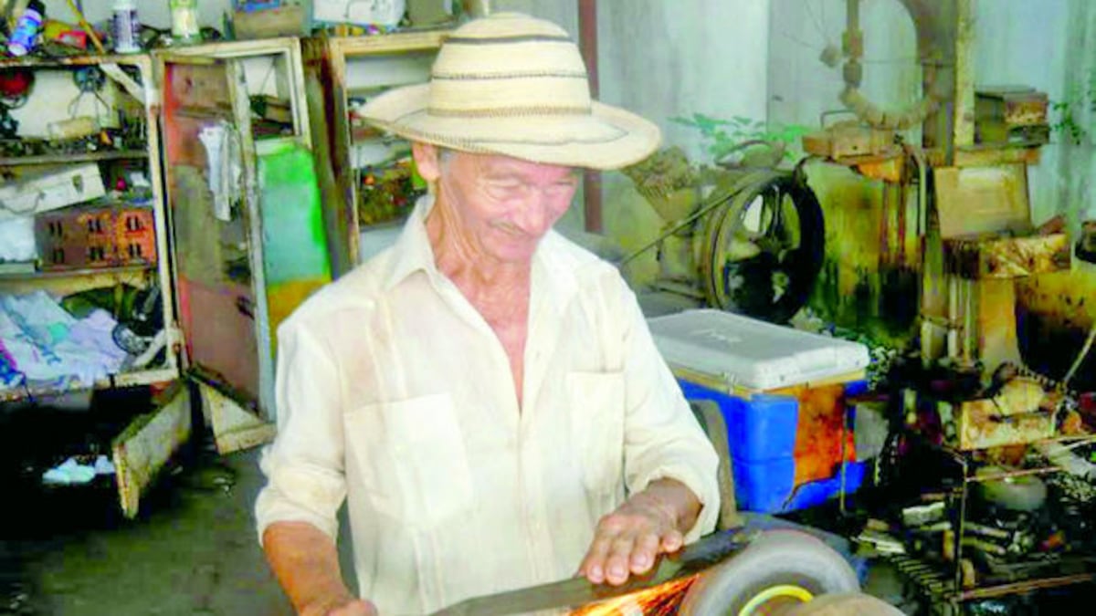 Azuerenses prefieren el uso del esmeril eléctrico para sacarle filo a sus instrumentos de trabajo, dejando atrás el uso de la piedra de amolar.