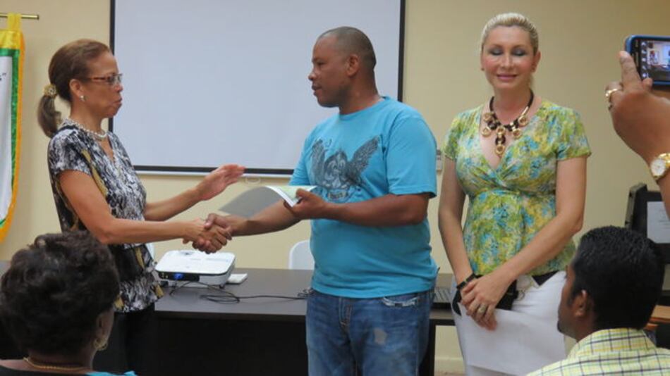 Reconocen la honradez de joven colonense