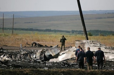 Expertos aplazan por tiroteos visita al lugar donde cayó el avión malasio