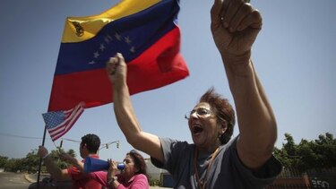 Mike Pence promete una Venezuela 'libre' en ruta a Miami a ver exiliados de ese país