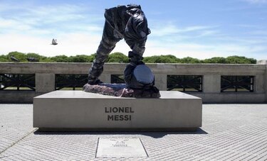 Destrozan escultura de Lionel Messi en paseo público de Buenos Aires
