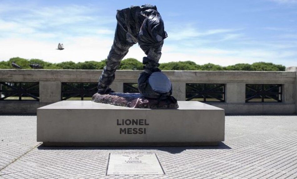 Destrozan escultura de Lionel Messi en paseo público de Buenos Aires