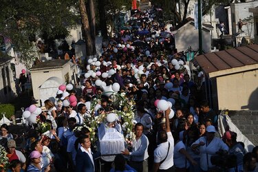 Miles despiden a niña asesinada en México; mujeres piden a Presidente tomar medidas