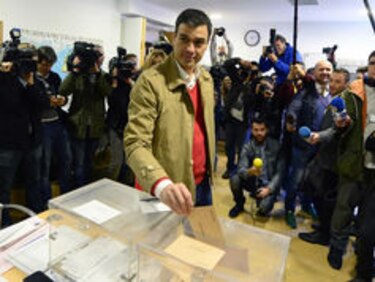 Rajoy anima a votar en una jornada electoral marcada por la expectación