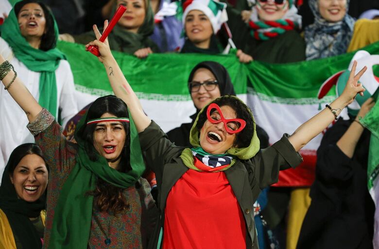Mujeres iraníes asisten libremente a un partido de fútbol por primera vez en décadas